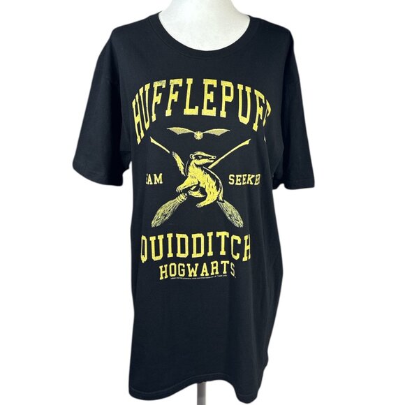 Hogwarts Graphic T-Shirt Size Large Hufflepuff Quidditch Team Seeker - Picture 1 of 6